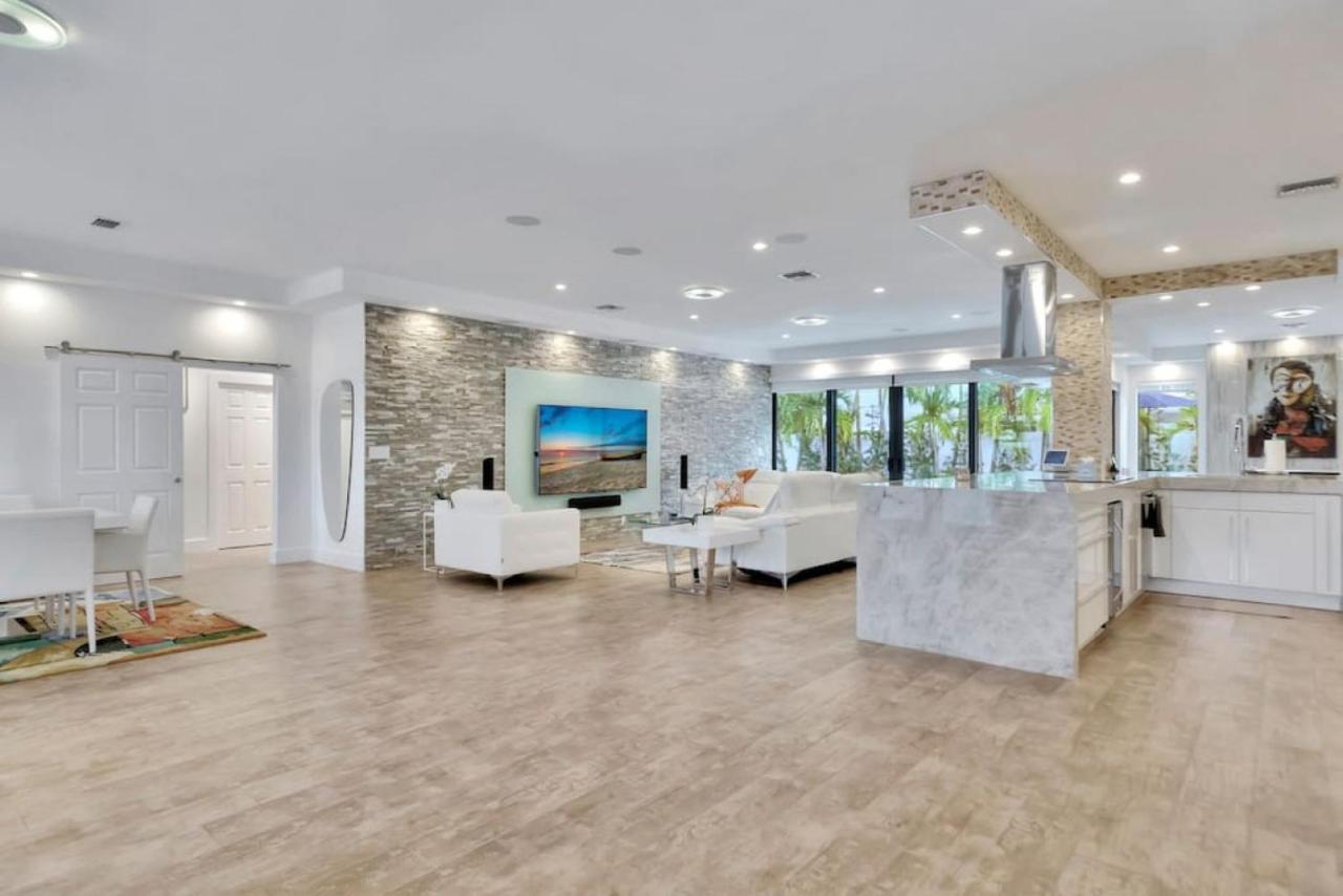 Lynoras Luxe Estate 3 Bedroom 3 Bath With Modern Design And Heated Pool *