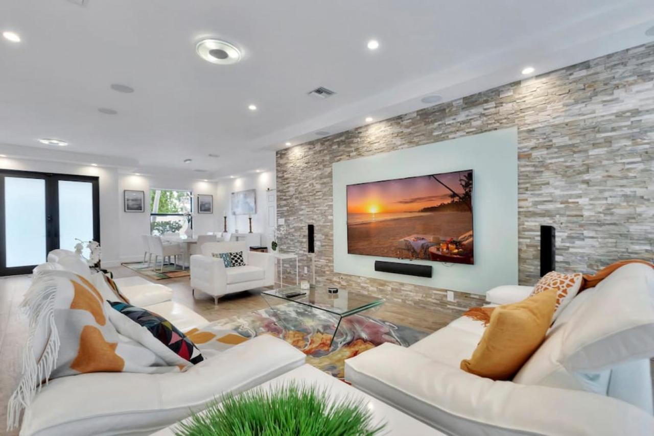 Lynoras Luxe Estate 3 Bedroom 3 Bath With Modern Design And Heated Pool Holiday home Fort Lauderdale