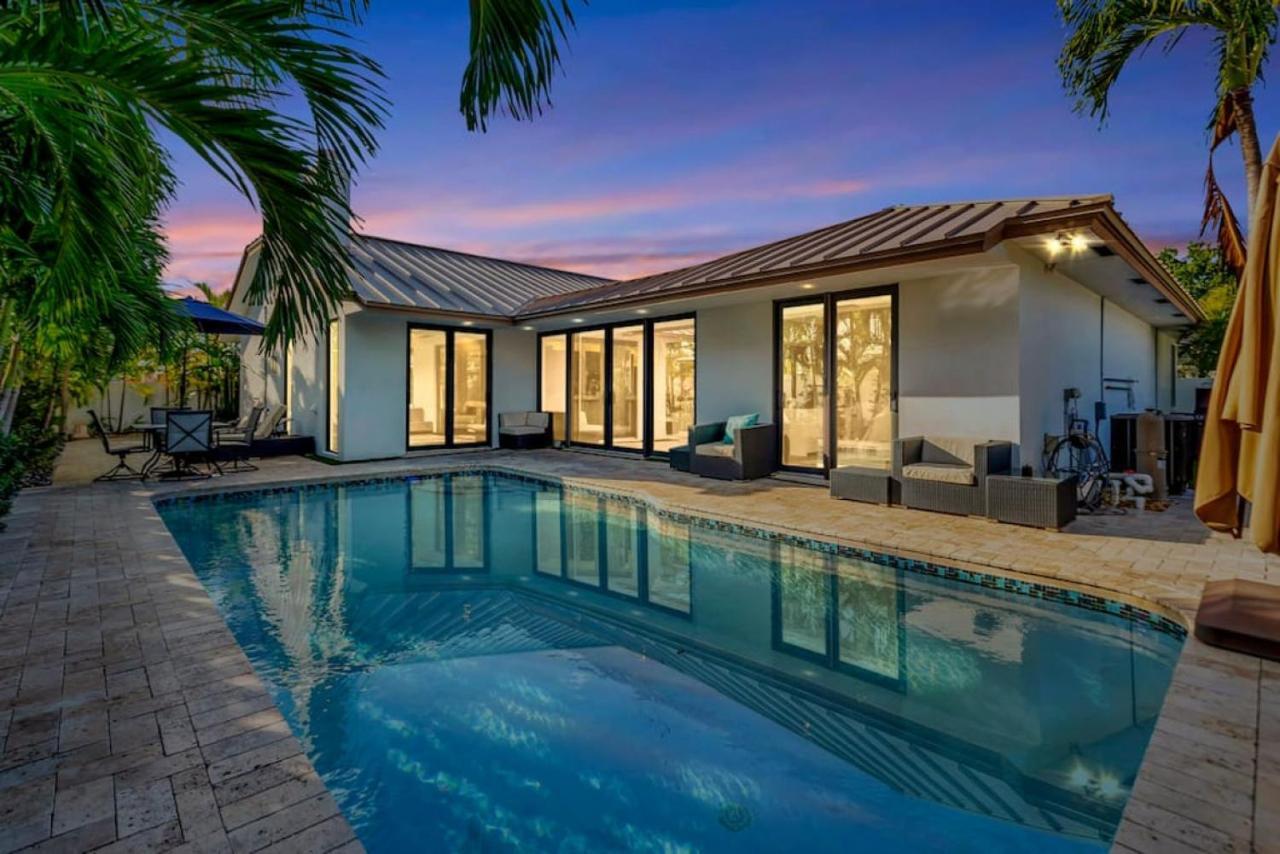 Lynoras Luxe Estate 3 Bedroom 3 Bath With Modern Design And Heated Pool Fort Lauderdale