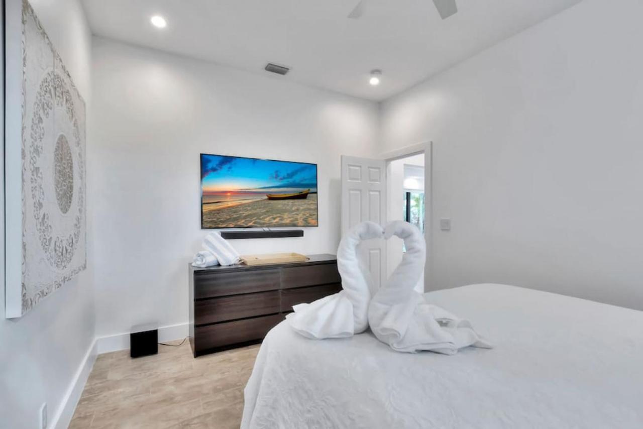Lynoras Luxe Estate 3 Bedroom 3 Bath With Modern Design And Heated Pool Holiday home Fort Lauderdale