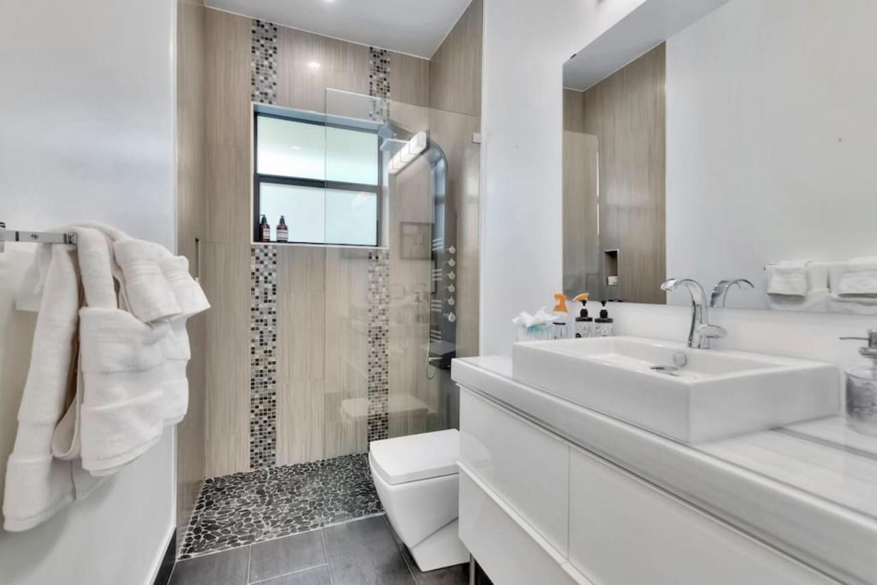 Holiday home Lynoras Luxe Estate 3 Bedroom 3 Bath With Modern Design And Heated Pool Fort Lauderdale