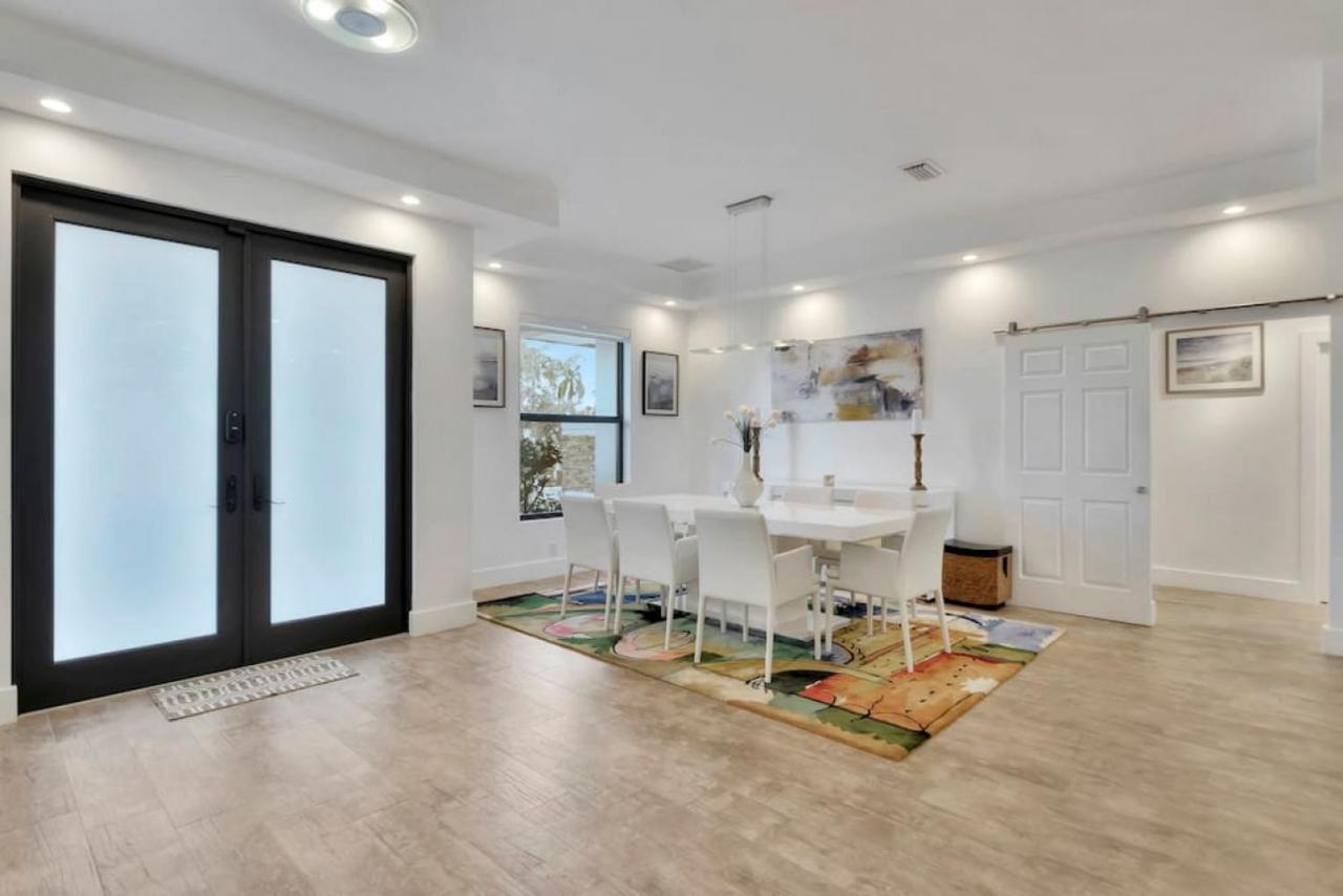 Lynoras Luxe Estate 3 Bedroom 3 Bath With Modern Design And Heated Pool Holiday home *