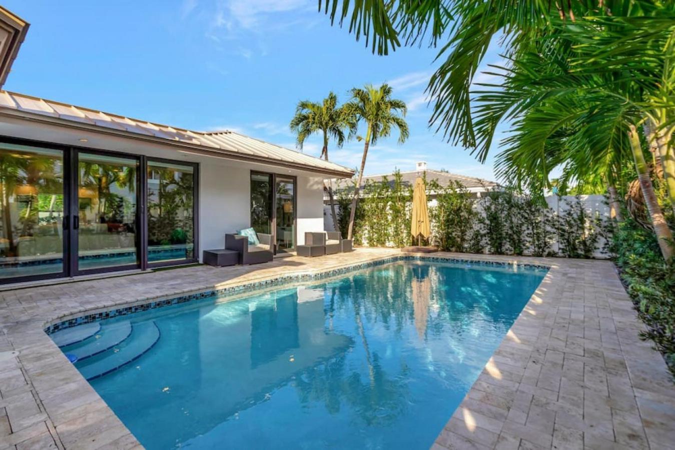 Lynoras Luxe Estate 3 Bedroom 3 Bath With Modern Design And Heated Pool *