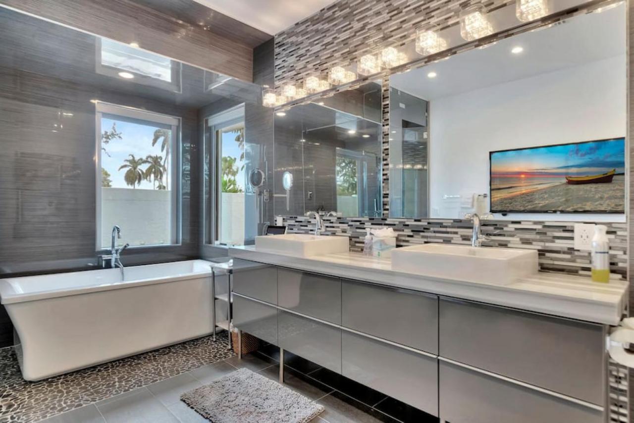 Lynoras Luxe Estate 3 Bedroom 3 Bath With Modern Design And Heated Pool
