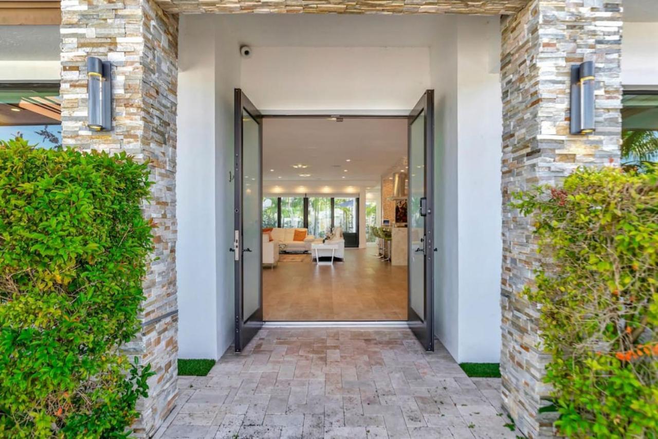 Lynoras Luxe Estate 3 Bedroom 3 Bath With Modern Design And Heated Pool Holiday home Fort Lauderdale