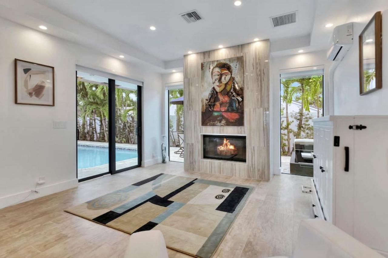 Lynoras Luxe Estate 3 Bedroom 3 Bath With Modern Design And Heated Pool Holiday home