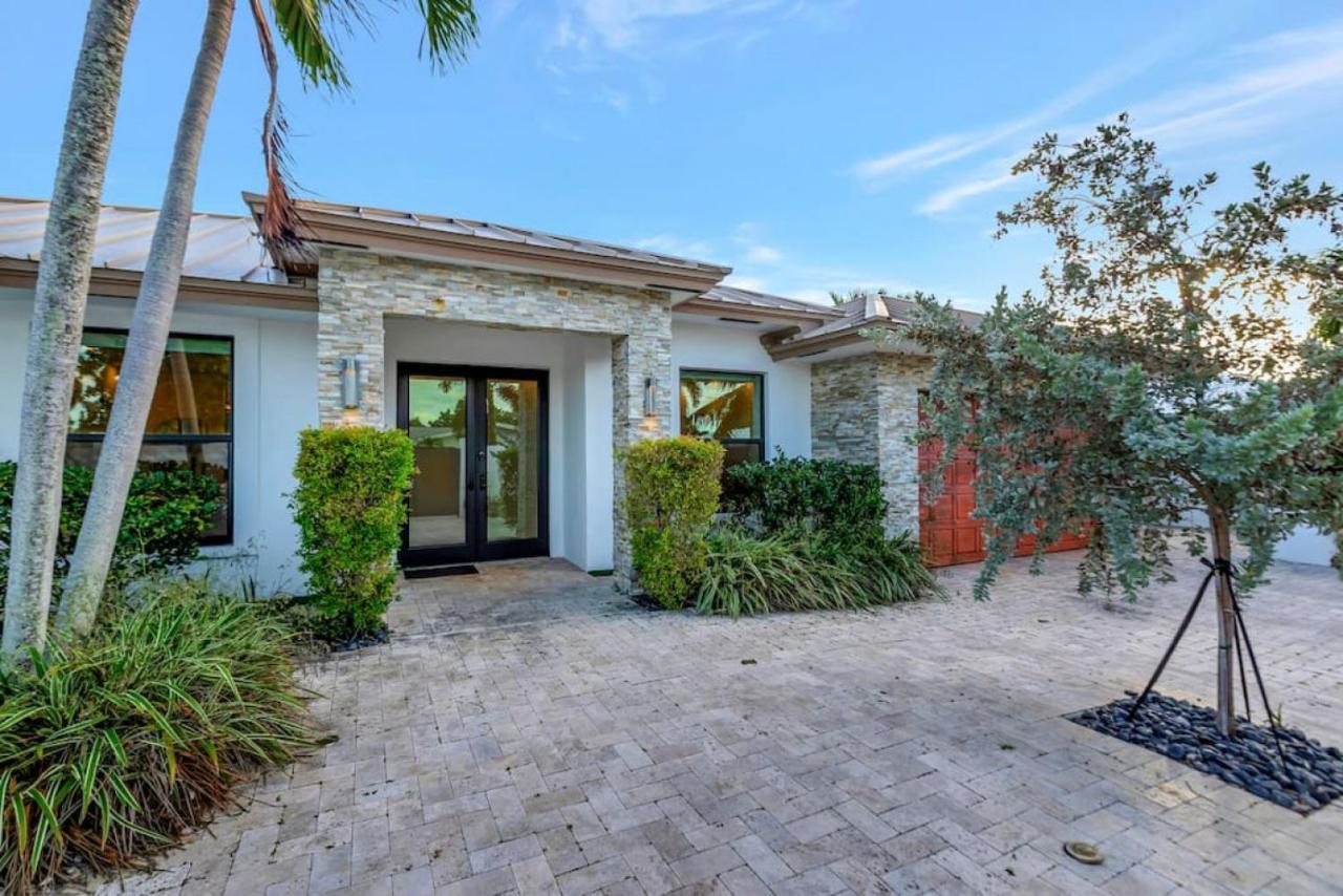 Lynoras Luxe Estate 3 Bedroom 3 Bath With Modern Design And Heated Pool *