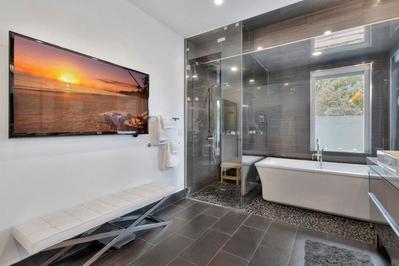 Lynoras Luxe Estate 3 Bedroom 3 Bath With Modern Design And Heated Pool Holiday home Fort Lauderdale