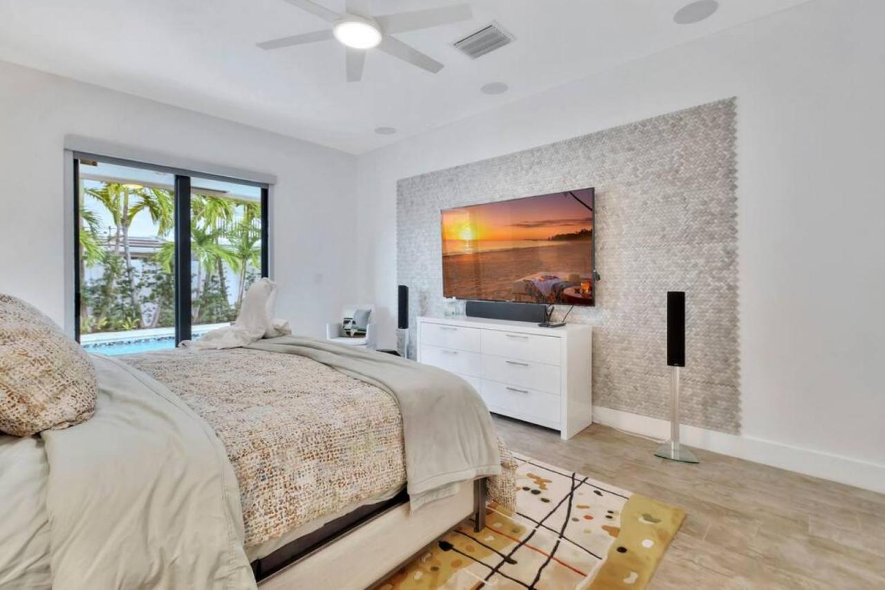 Lynoras Luxe Estate 3 Bedroom 3 Bath With Modern Design And Heated Pool Holiday home *