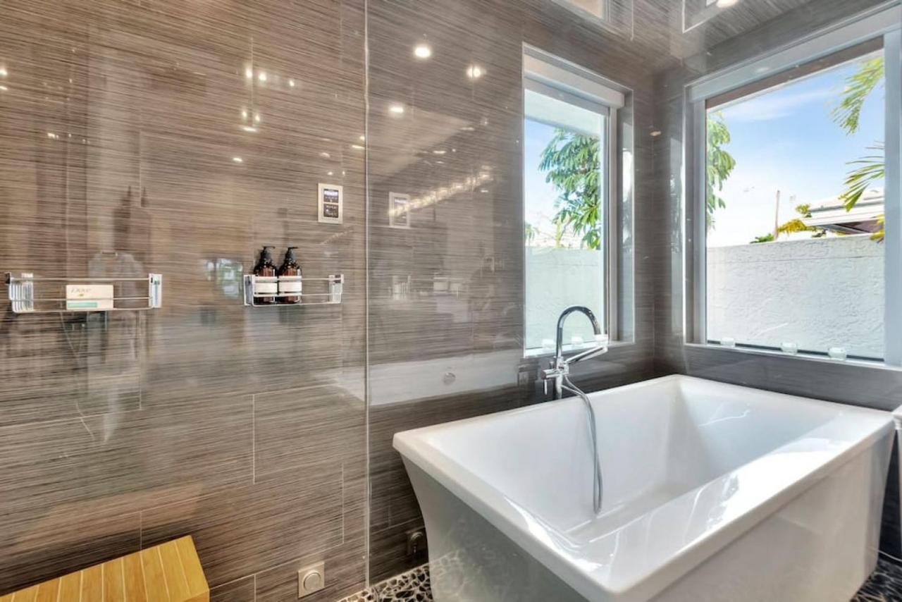 Lynoras Luxe Estate 3 Bedroom 3 Bath With Modern Design And Heated Pool Holiday home *