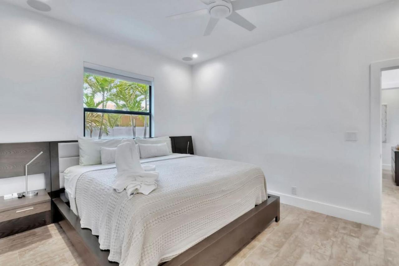 Lynoras Luxe Estate 3 Bedroom 3 Bath With Modern Design And Heated Pool Holiday home Fort Lauderdale