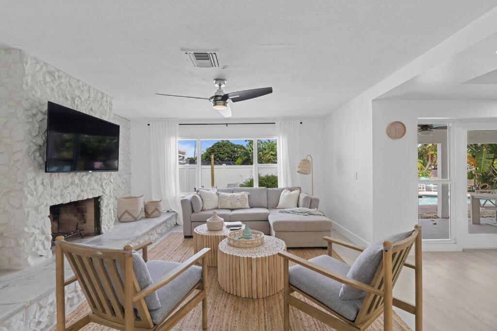 Waterfront-heated Pool-mini Golf-game Room-2mi Holiday home Fort Lauderdale
