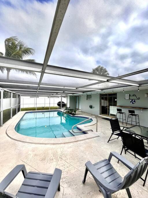 Modern Waterfront On Canal With Pool Holiday home Fort Lauderdale