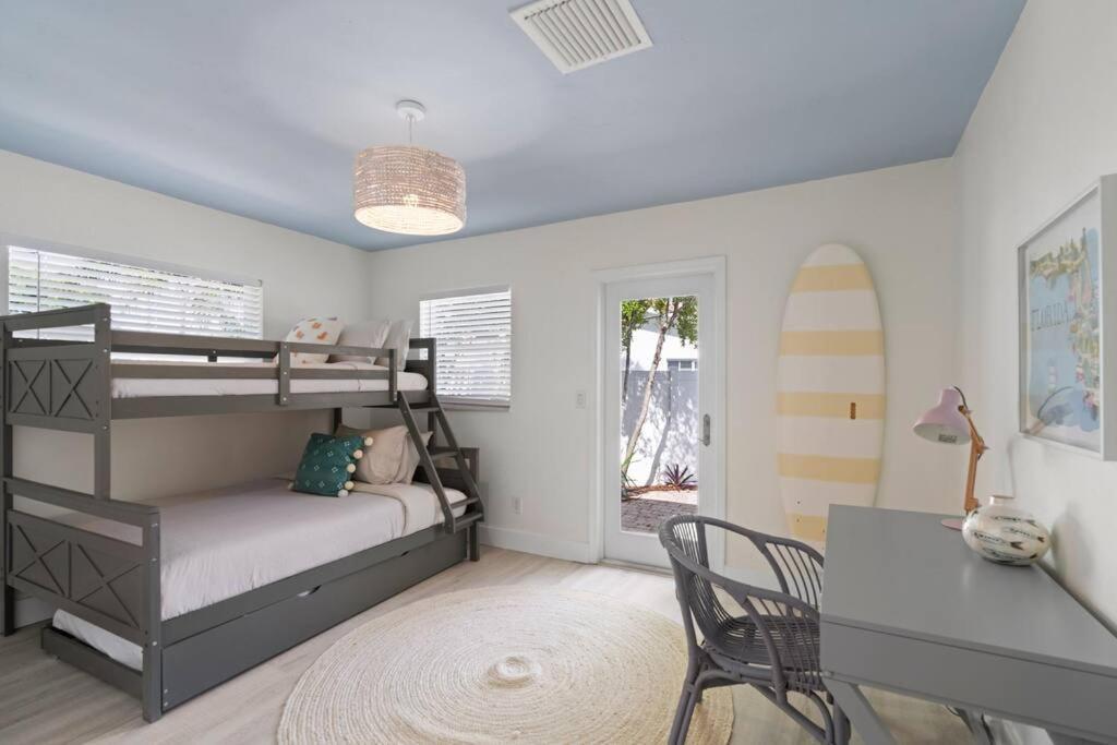 Waterfront-heated Pool-mini Golf-game Room-2mi Holiday home