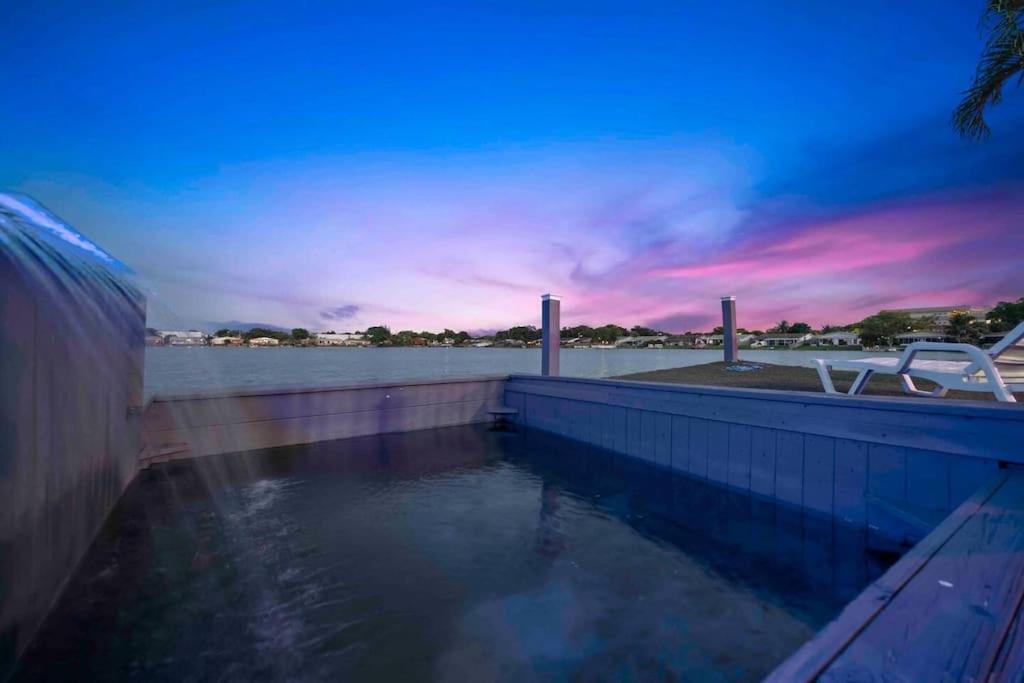 Lakefront Retreat Water View Fishing Casino Holiday home *