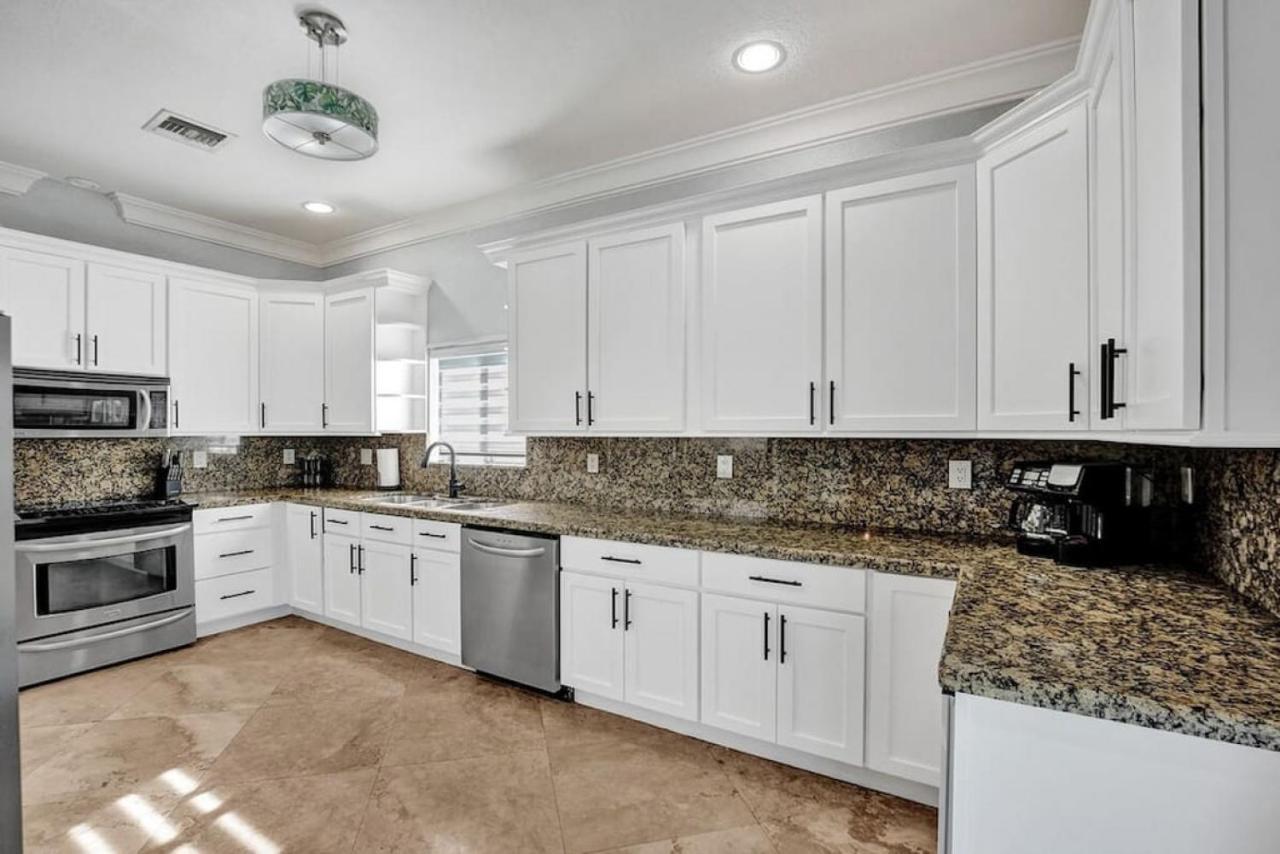 Hot Tub! Roof Top! Firepit! Boat Dock! * Fort Lauderdale