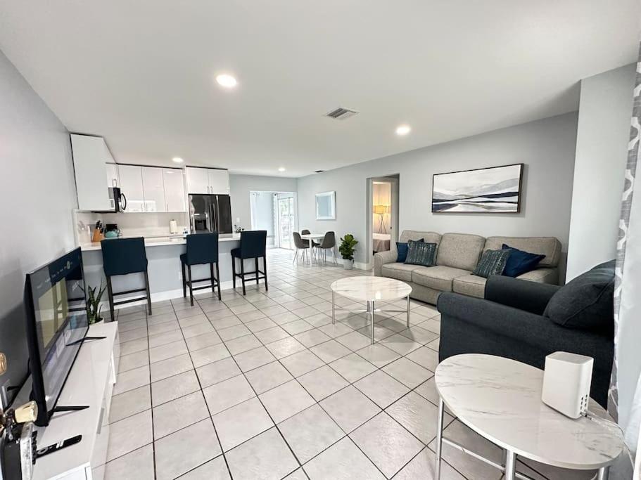 Steps Away From Hard Rock Casino, Olas Beach, And Fll Airport, Fully Furnished House Apartment *