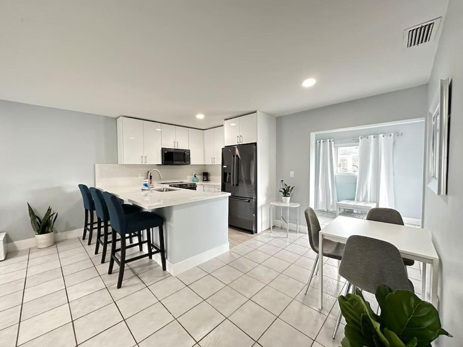 Steps Away From Hard Rock Casino, Olas Beach, And Fll Airport, Fully Furnished House Apartment