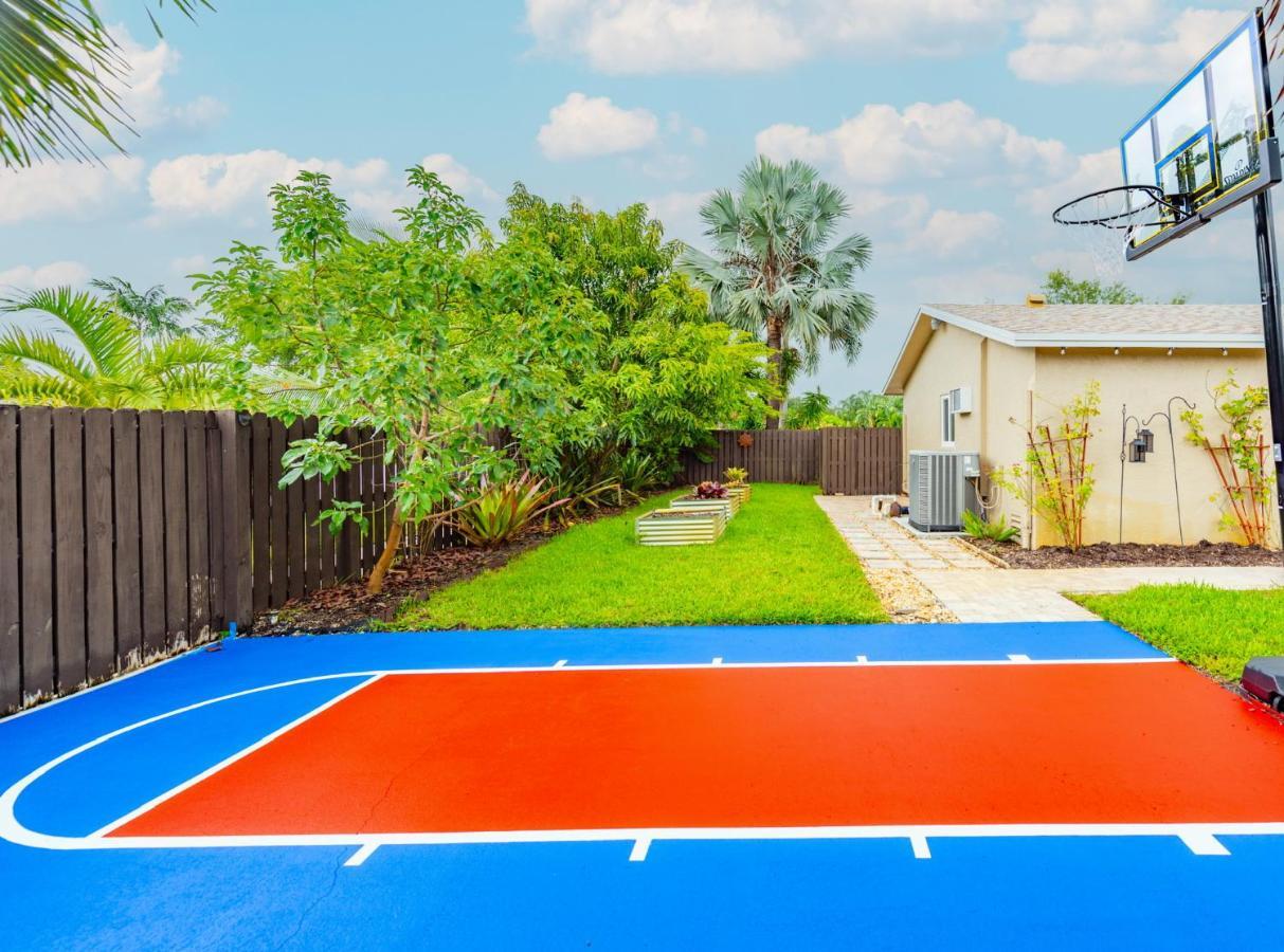 Colorful - Pool - Game - Basketball Court - Bbq & Holiday home *
