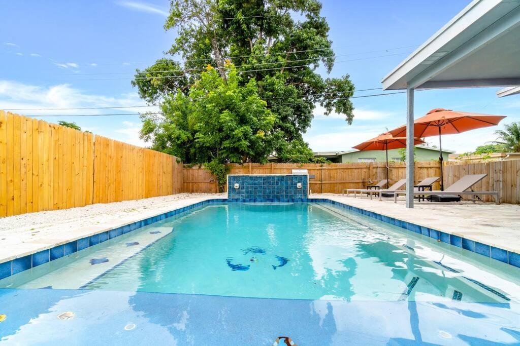 Hidden Gem 4 Bedroom With Private Pool & Game Holiday home Fort Lauderdale