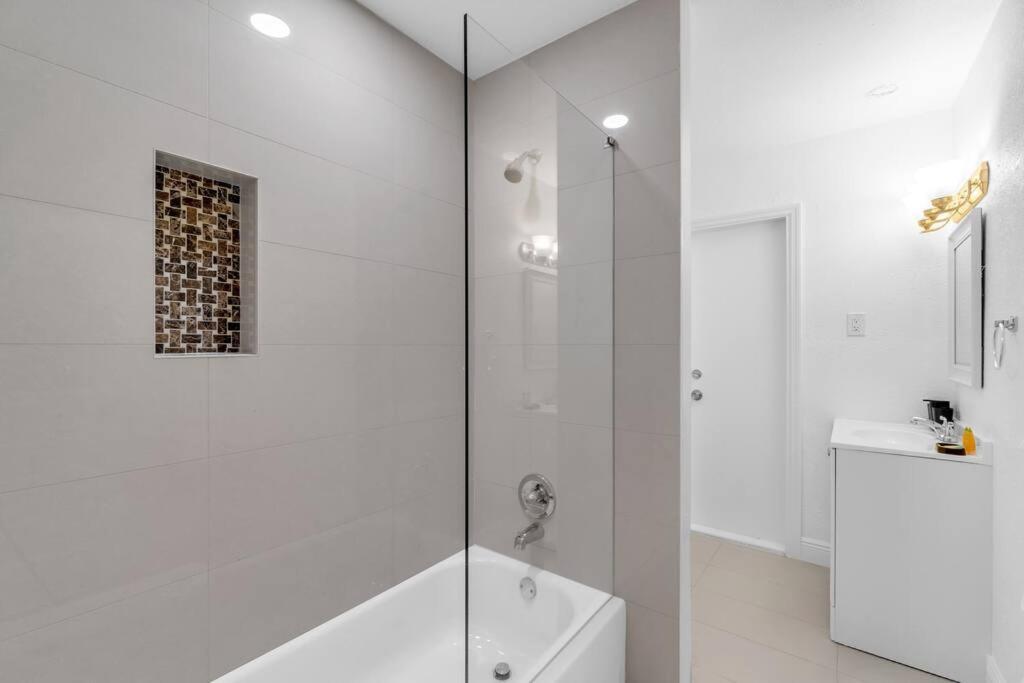 Hidden Gem 4 Bedroom With Private Pool & Game Holiday home Fort Lauderdale