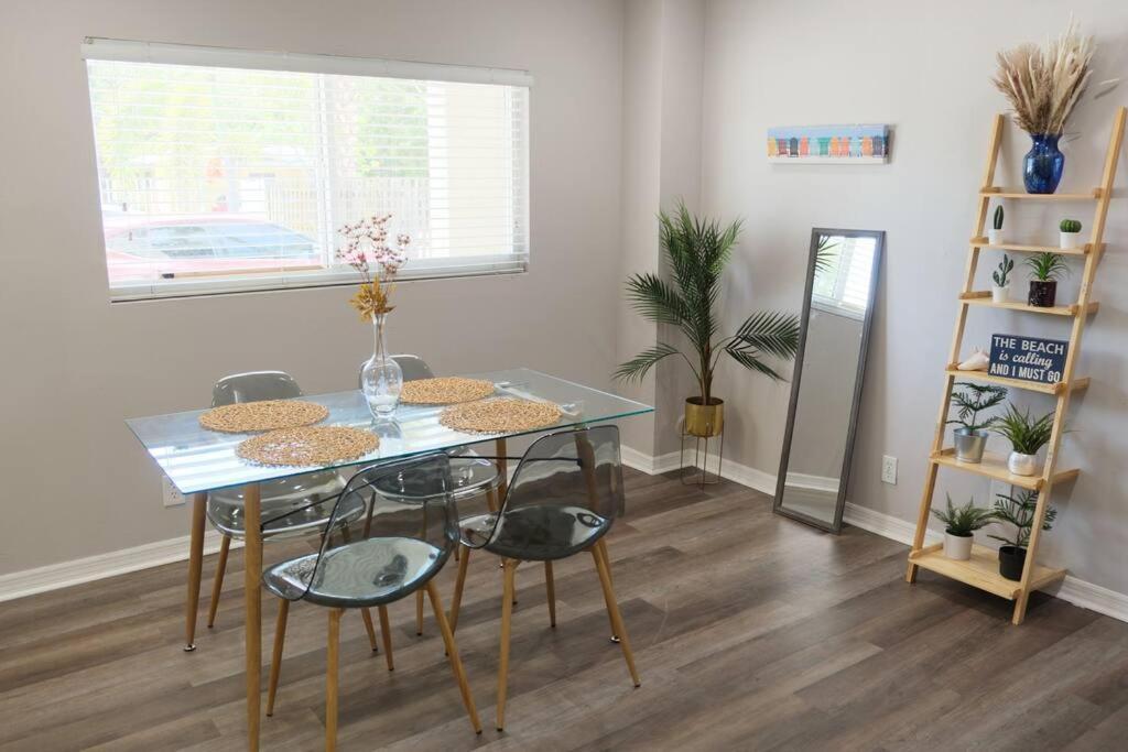 Stylish Town House 5 Minutes From Downtown Lauderdale! Apartment