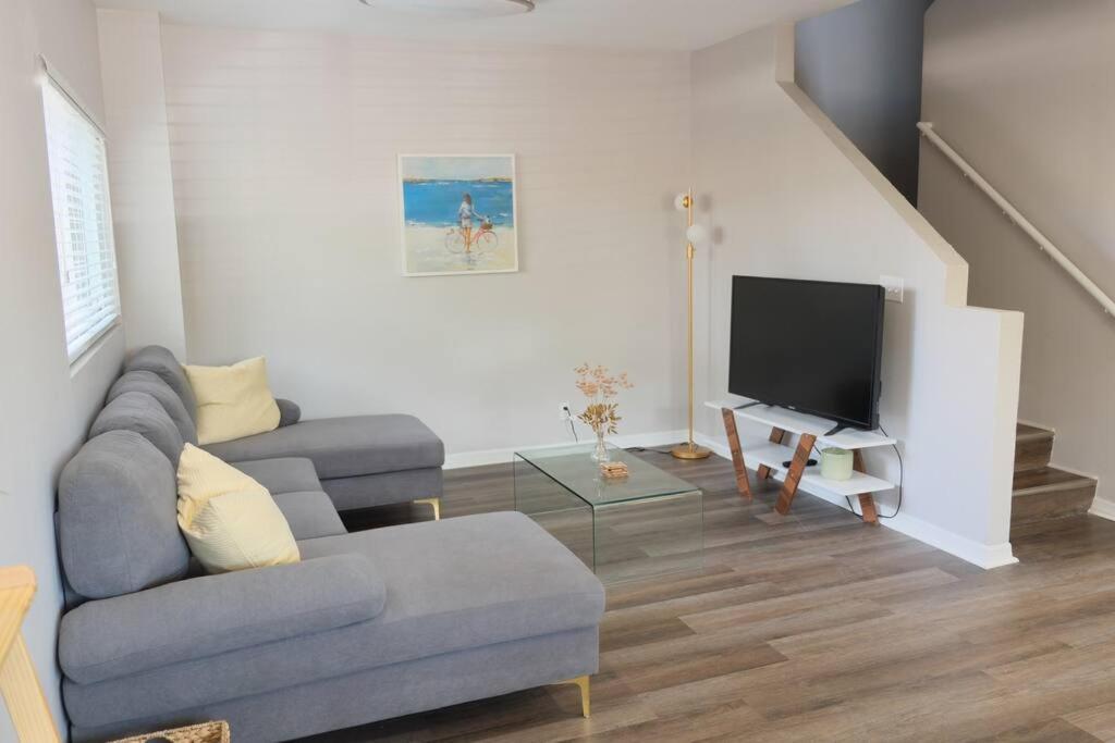 Stylish Town House 5 Minutes From Downtown Lauderdale! Apartment