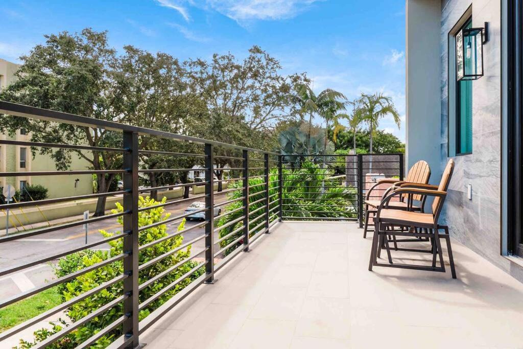 Luxury Paradise Walk To Olas -5 Mins To Holiday home Fort Lauderdale