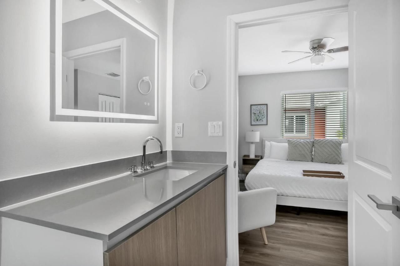 Sistrunk Shades Entire Compound 5 Homes 50 Guests * Fort Lauderdale