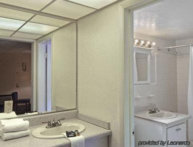 Travelodge By Wyndham Lauderdale Fort Lauderdale
