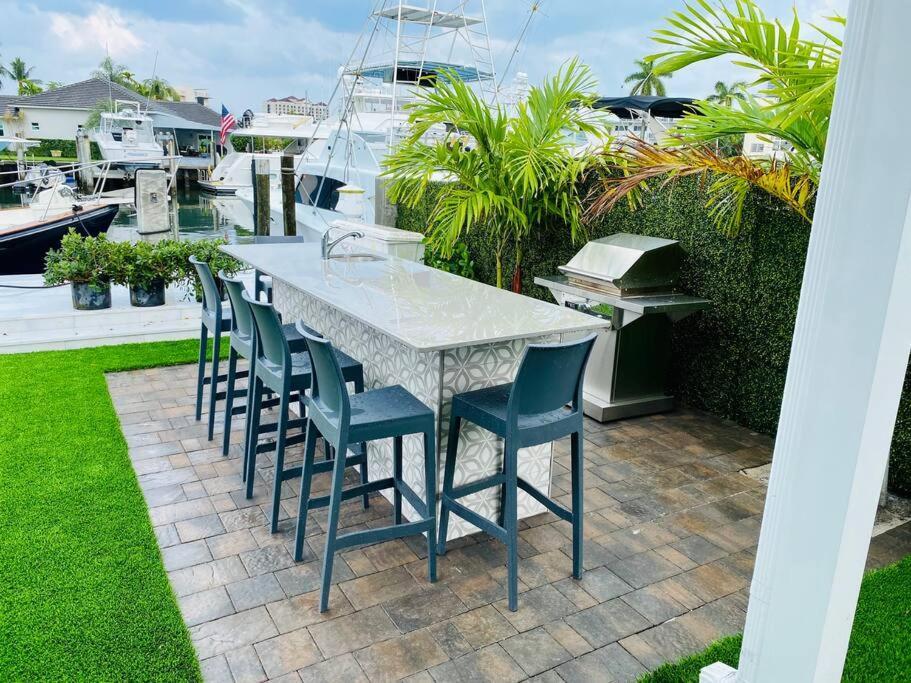 Waterfront With Pool And Outdoor Kitchen Apartment