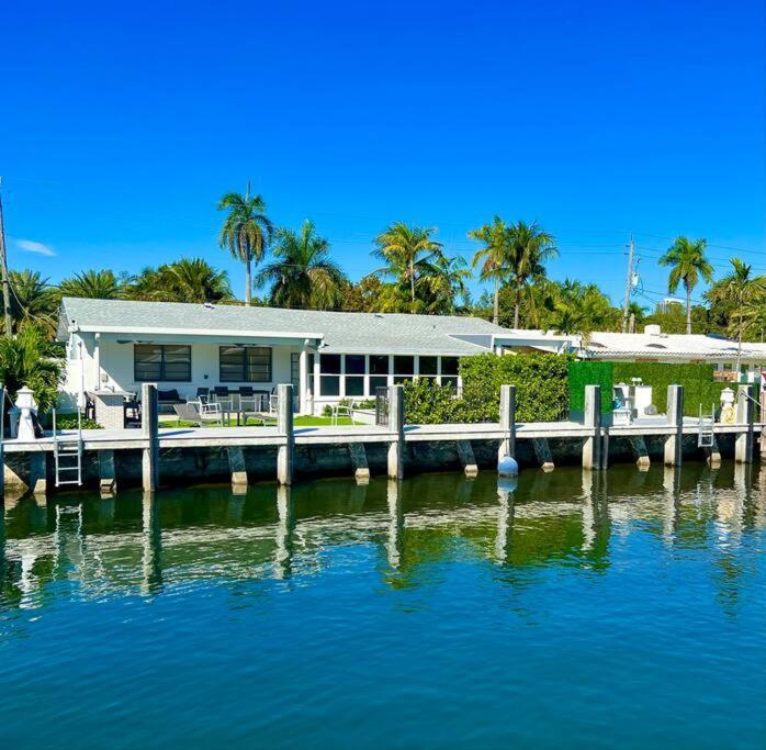Waterfront With Pool And Outdoor Kitchen Fort Lauderdale