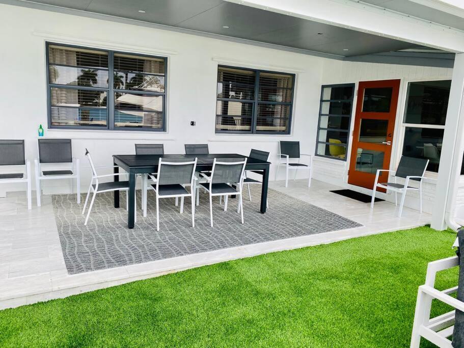 Apartment Waterfront With Pool And Outdoor Kitchen *
