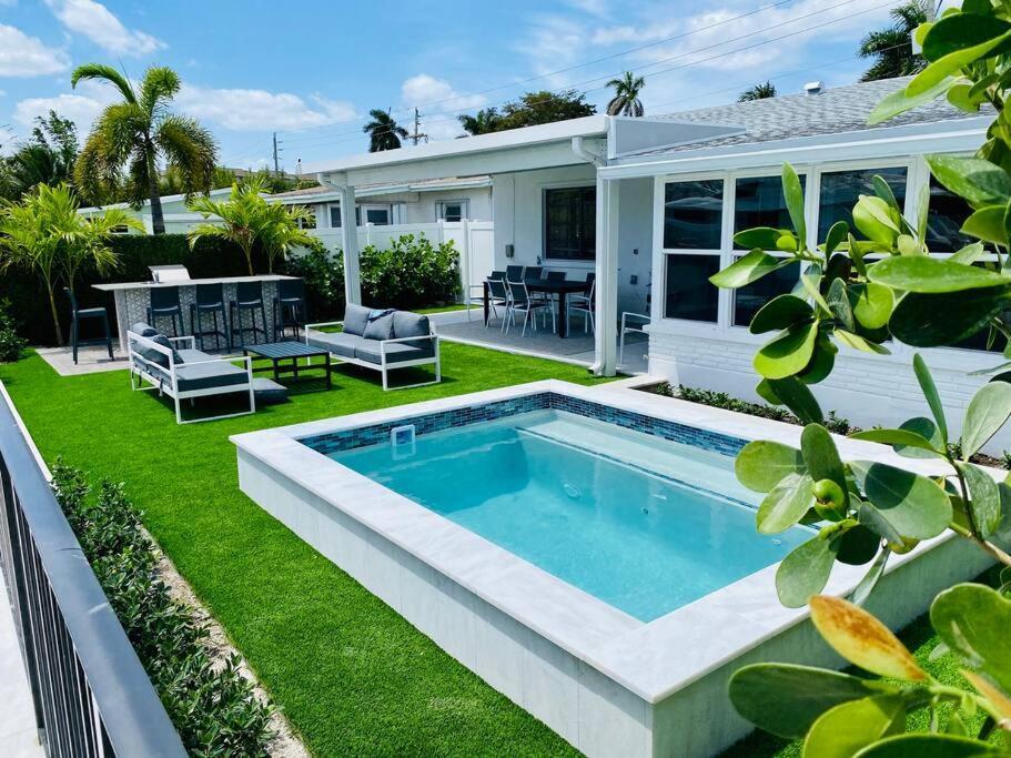 Waterfront With Pool And Outdoor Kitchen *