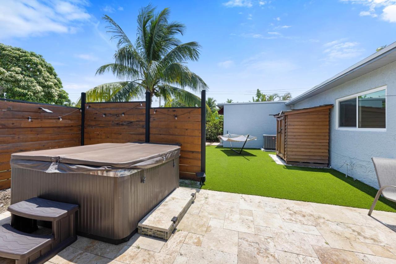 Palms Retreat! Giant Heated Pool-hottub-firepit-5min2beach-pets-ev Chgr Villa Fort Lauderdale