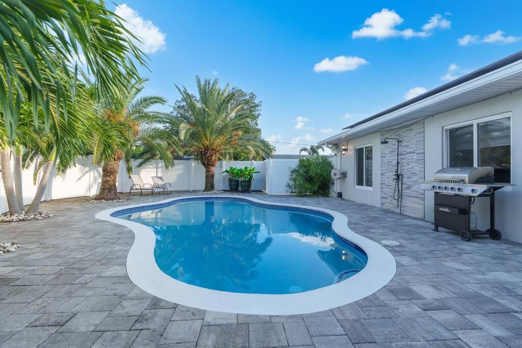 3 Mi To + Heated Pool + Grill Apartment