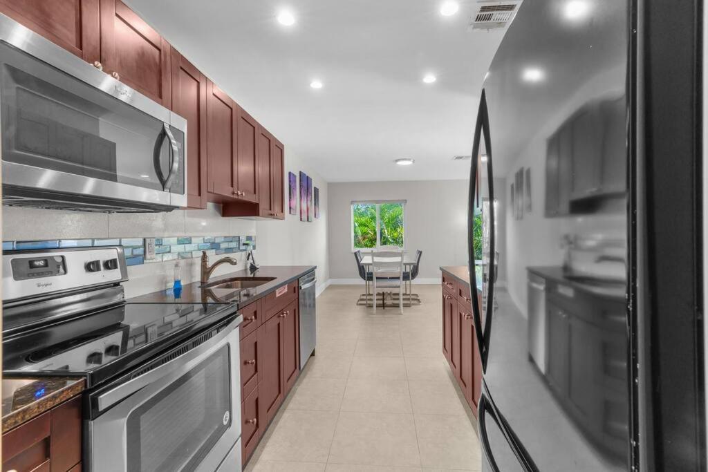 Apartment 3 Mi To + Heated Pool + Grill Fort Lauderdale