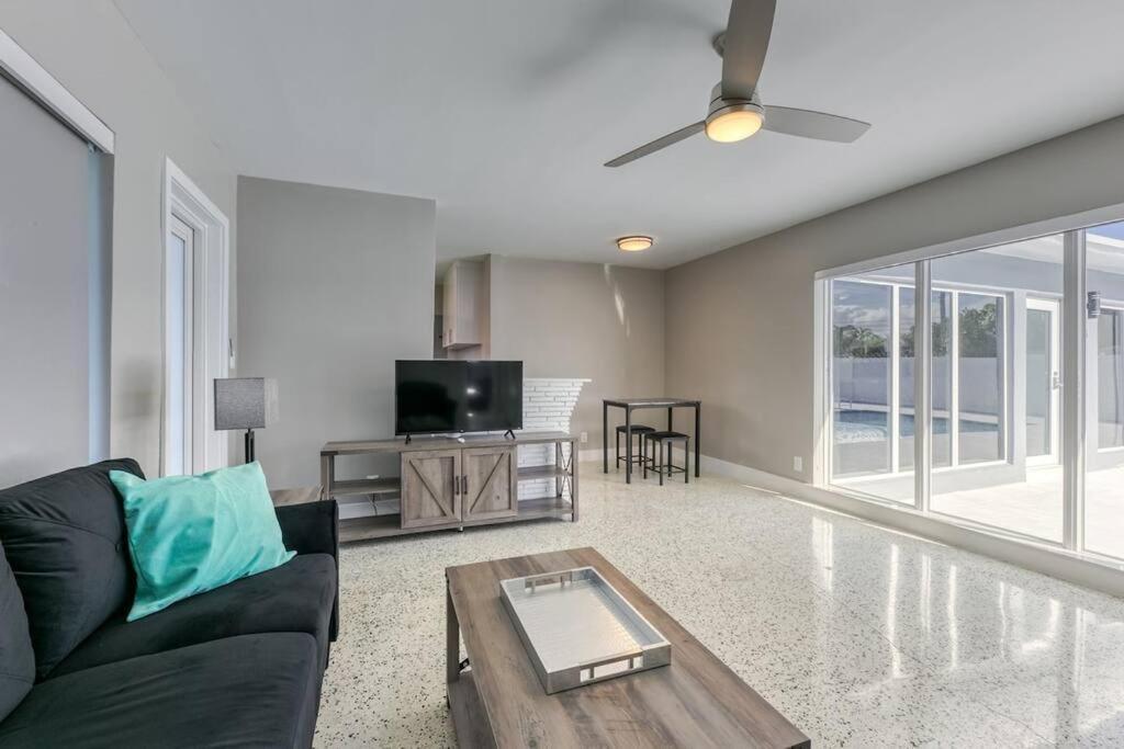 Sunshine Manors 2025-a Apartment