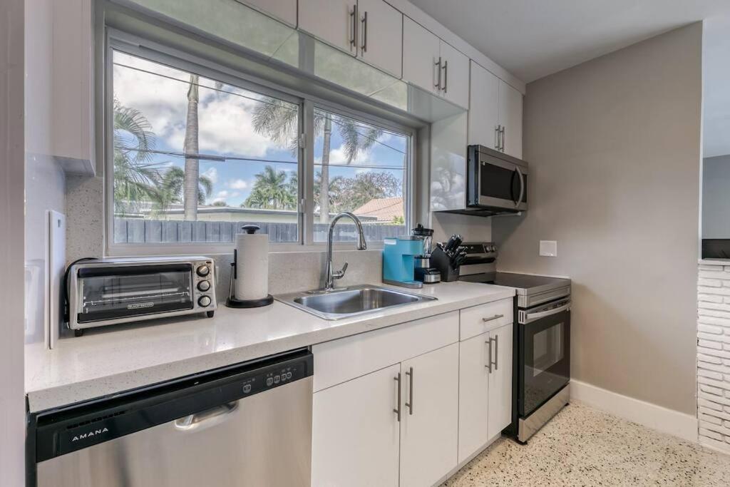 Apartment Sunshine Manors 2017-3 Fort Lauderdale