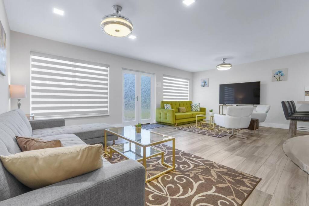 Apartment Spacious Living W/ Heated Pool + Outdoor Patio