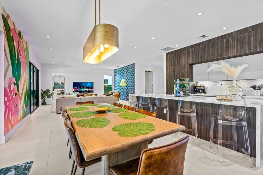 Heated Saltwater Pool, Arcades, Golf - 5min To Olas Boulevard Holiday home Fort Lauderdale