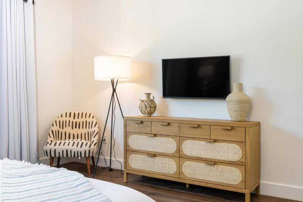 Heated Saltwater Pool, Arcades, Golf - 5min To Olas Boulevard Holiday home Fort Lauderdale