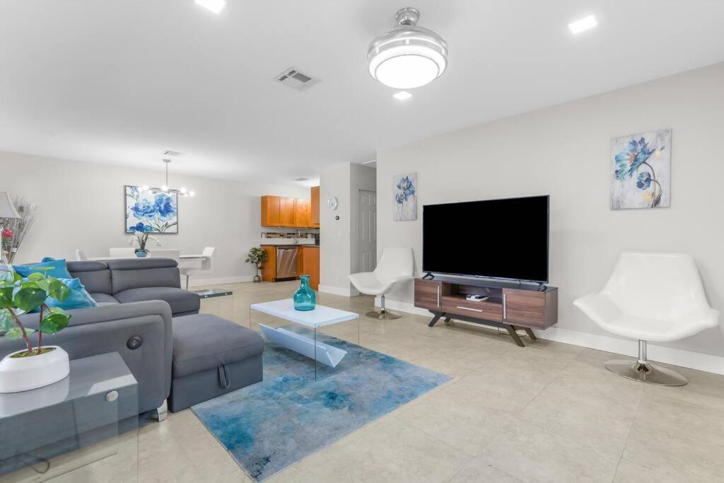 Renovated + 2mi From + Heated Pool +grill Fort Lauderdale
