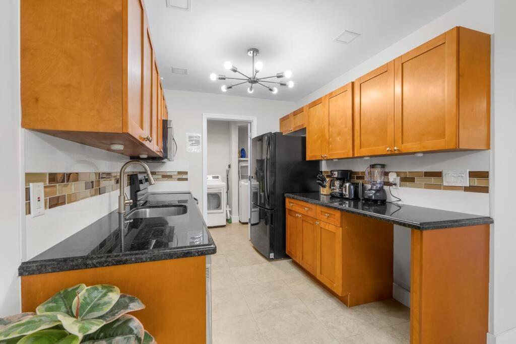 Apartment Renovated + 2mi From + Heated Pool +grill Fort Lauderdale