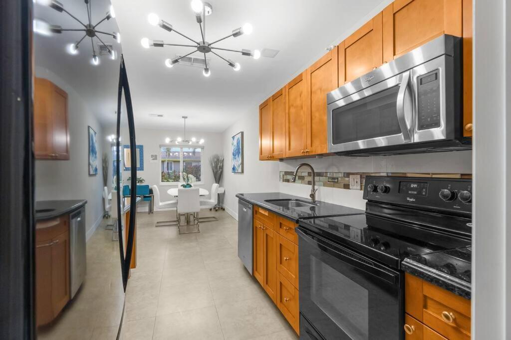 Renovated + 2mi From + Heated Pool +grill * Fort Lauderdale