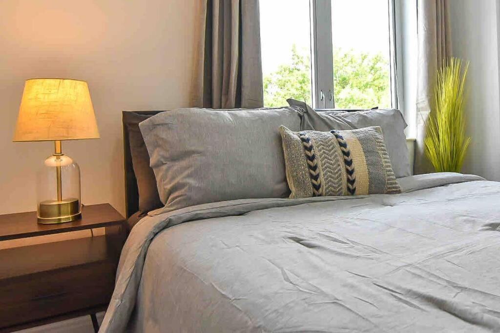Seaside Escape Steps To Beach, Dining, Shopping And Olas! Fort Lauderdale