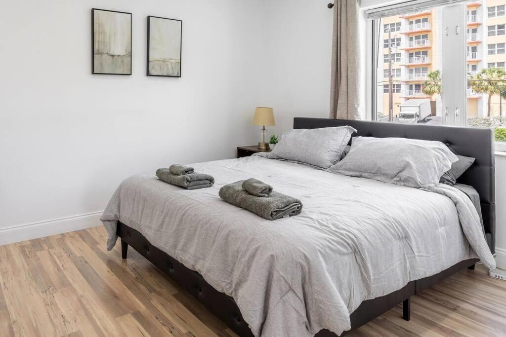 Seaside Escape Steps To Beach, Dining, Shopping And Olas! Apartment Fort Lauderdale