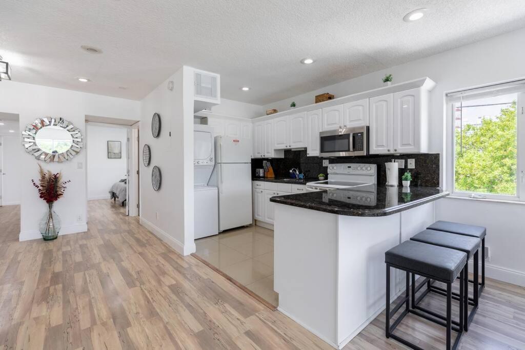 Seaside Escape Steps To Beach, Dining, Shopping And Olas! Apartment *