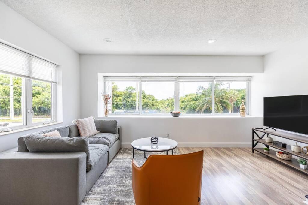 Seaside Escape Steps To Beach, Dining, Shopping And Olas! Apartment