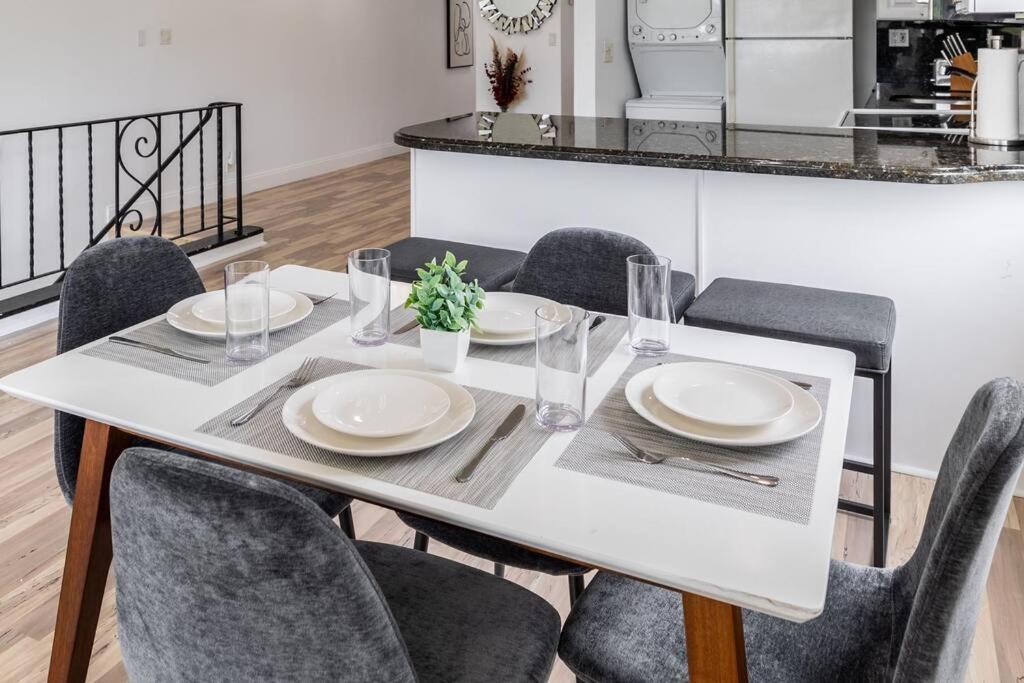 Seaside Escape Steps To Beach, Dining, Shopping And Olas! Apartment